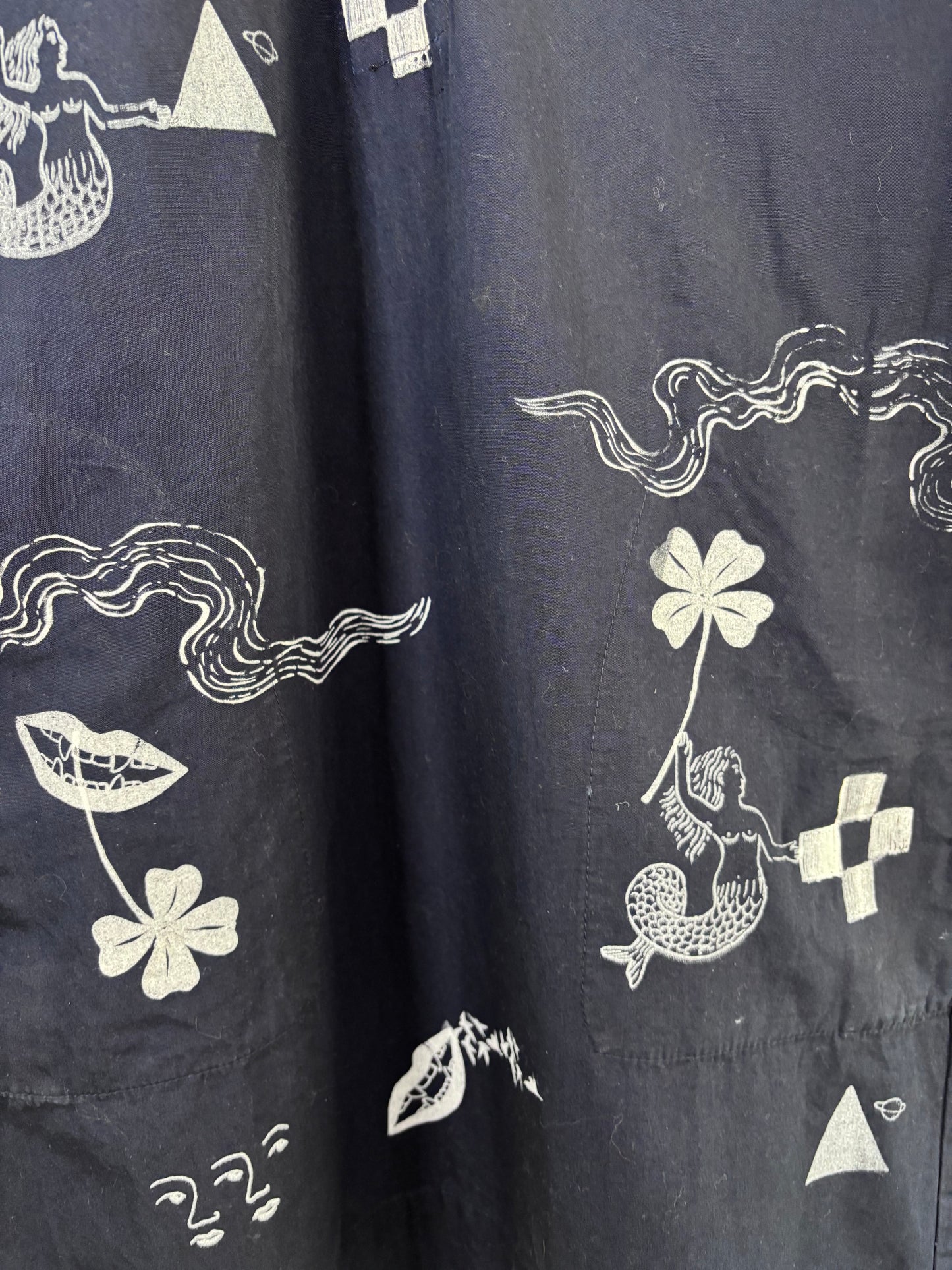 Vestito in cotone blu upcycled con serigrafie vulcaniche bianche