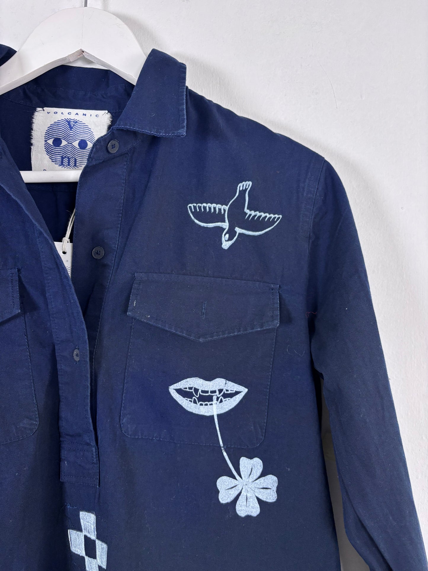 Vestito in cotone blu upcycled con serigrafie vulcaniche bianche