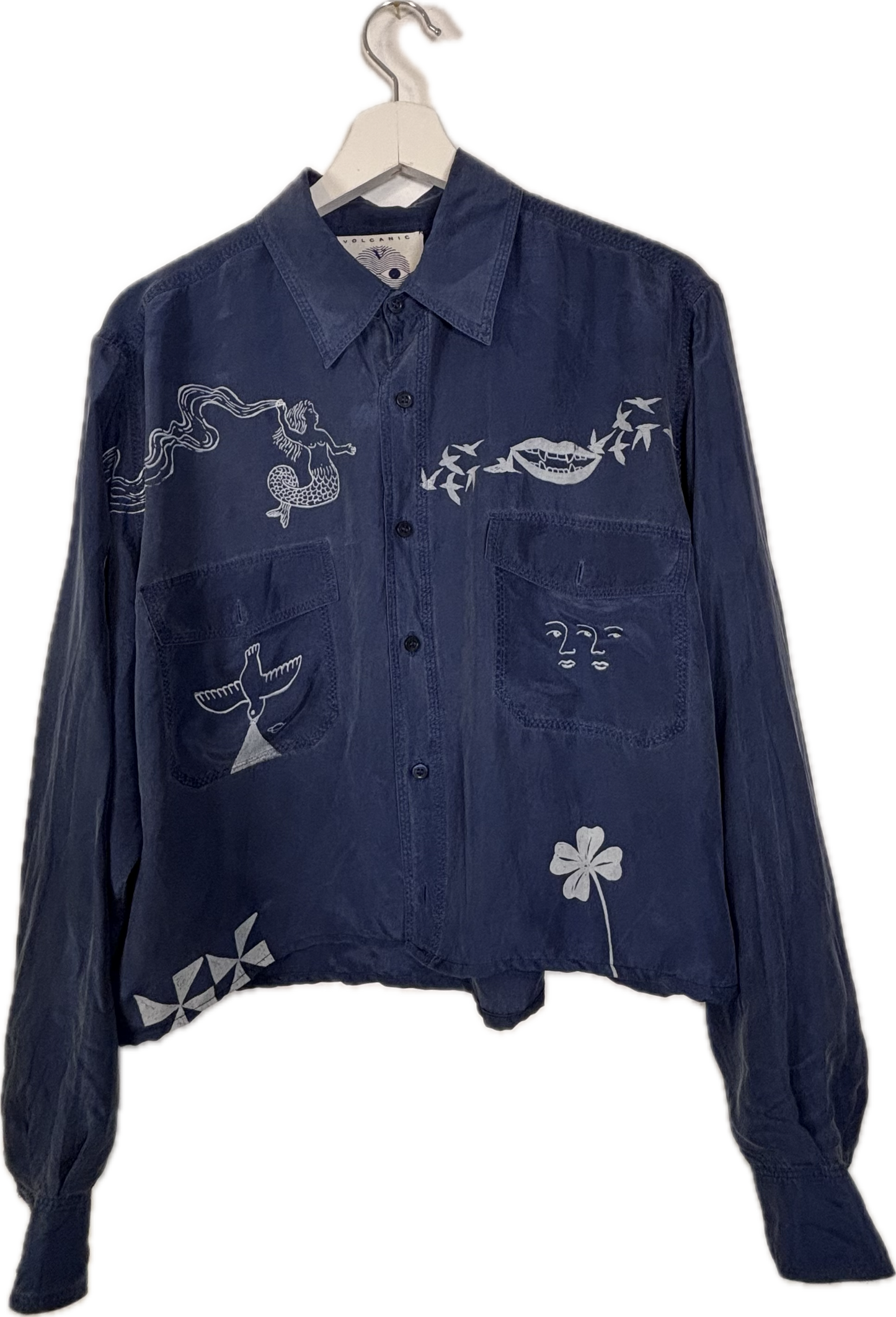 Camicia in seta blu upcycled con serigrafie bianche