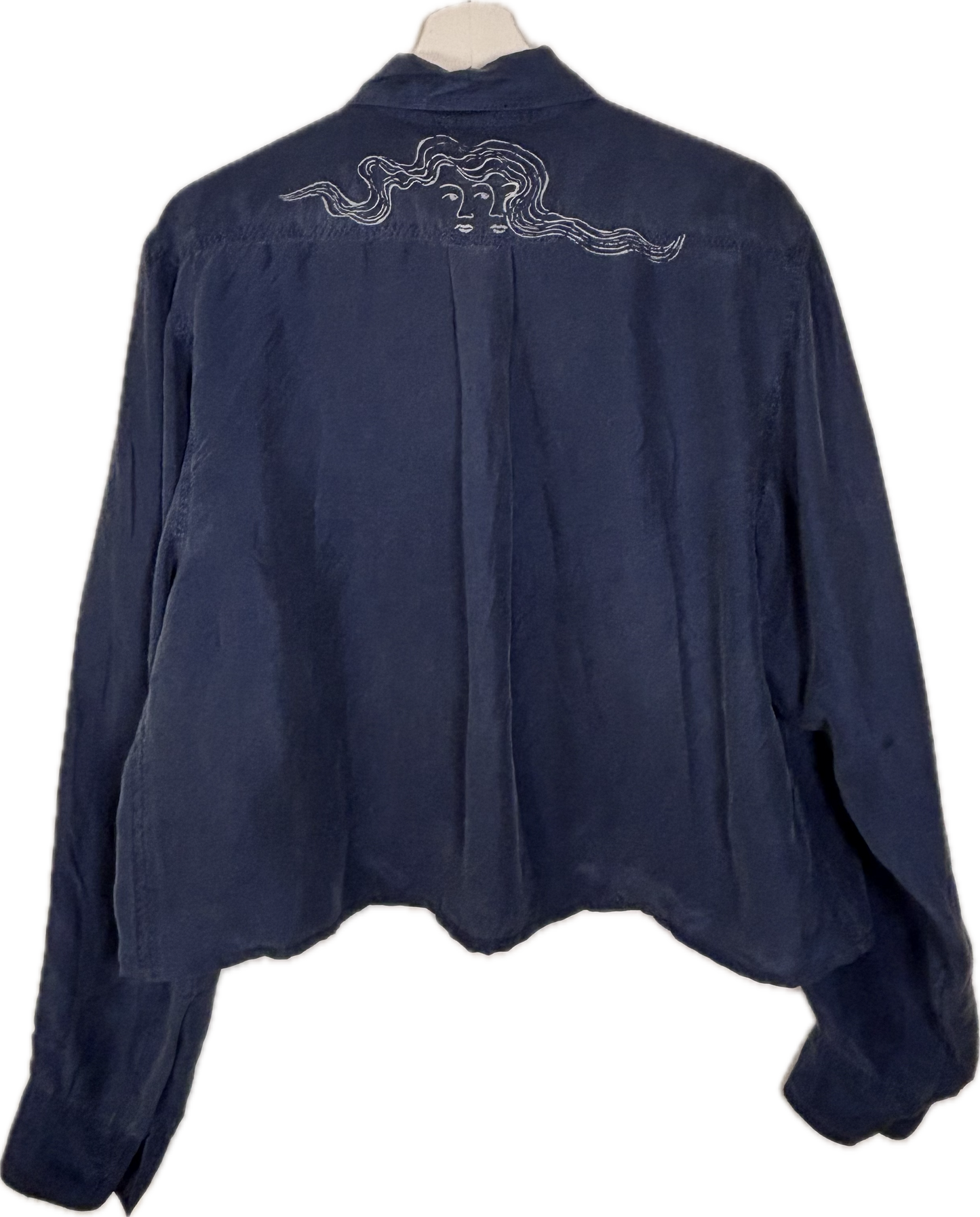 Camicia in seta blu upcycled con serigrafie bianche