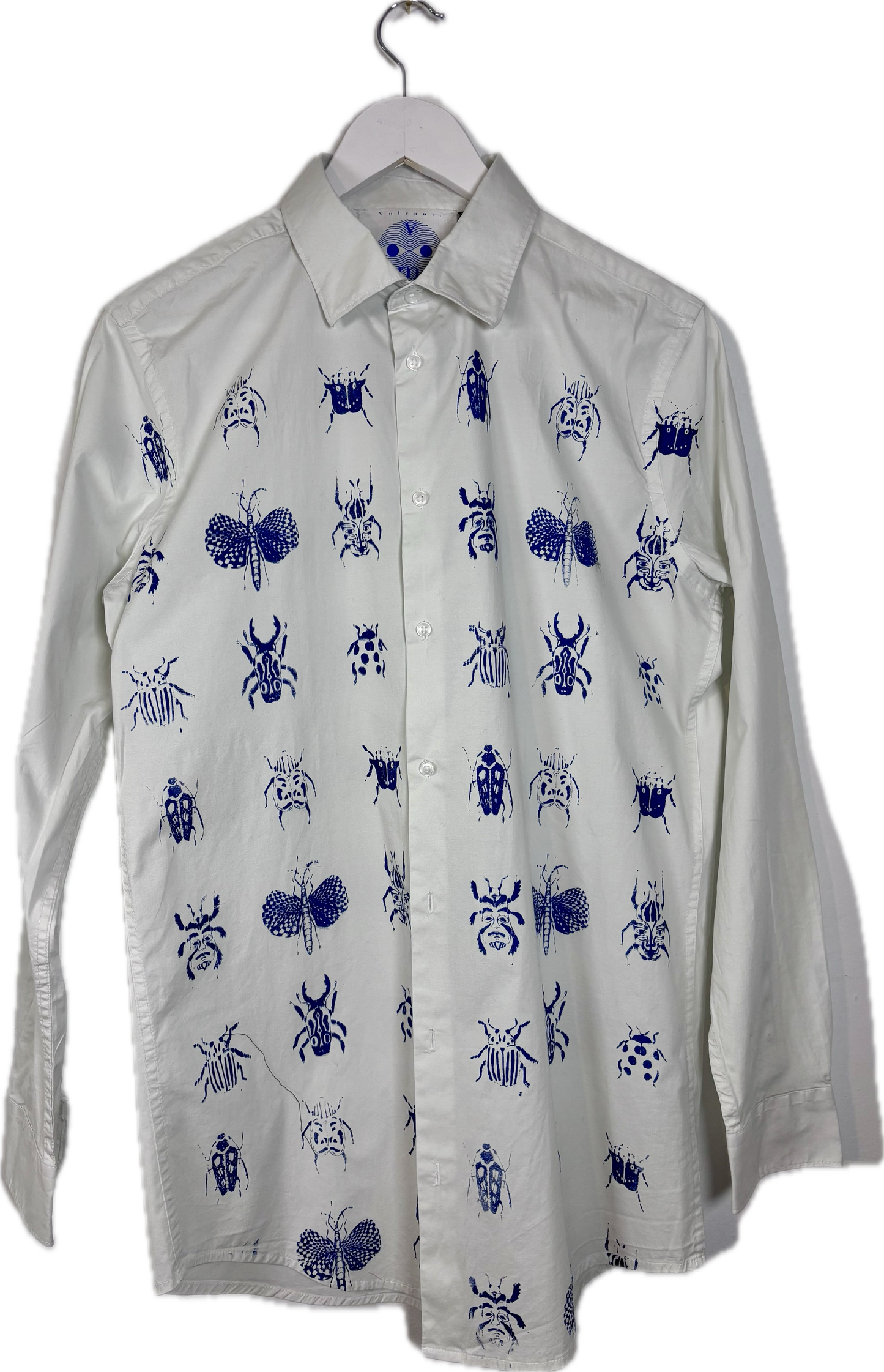 Camicia bianca upcycled serigrafata con insetti