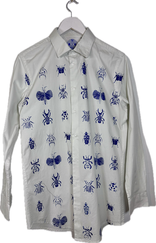 Camicia bianca upcycled serigrafata con insetti