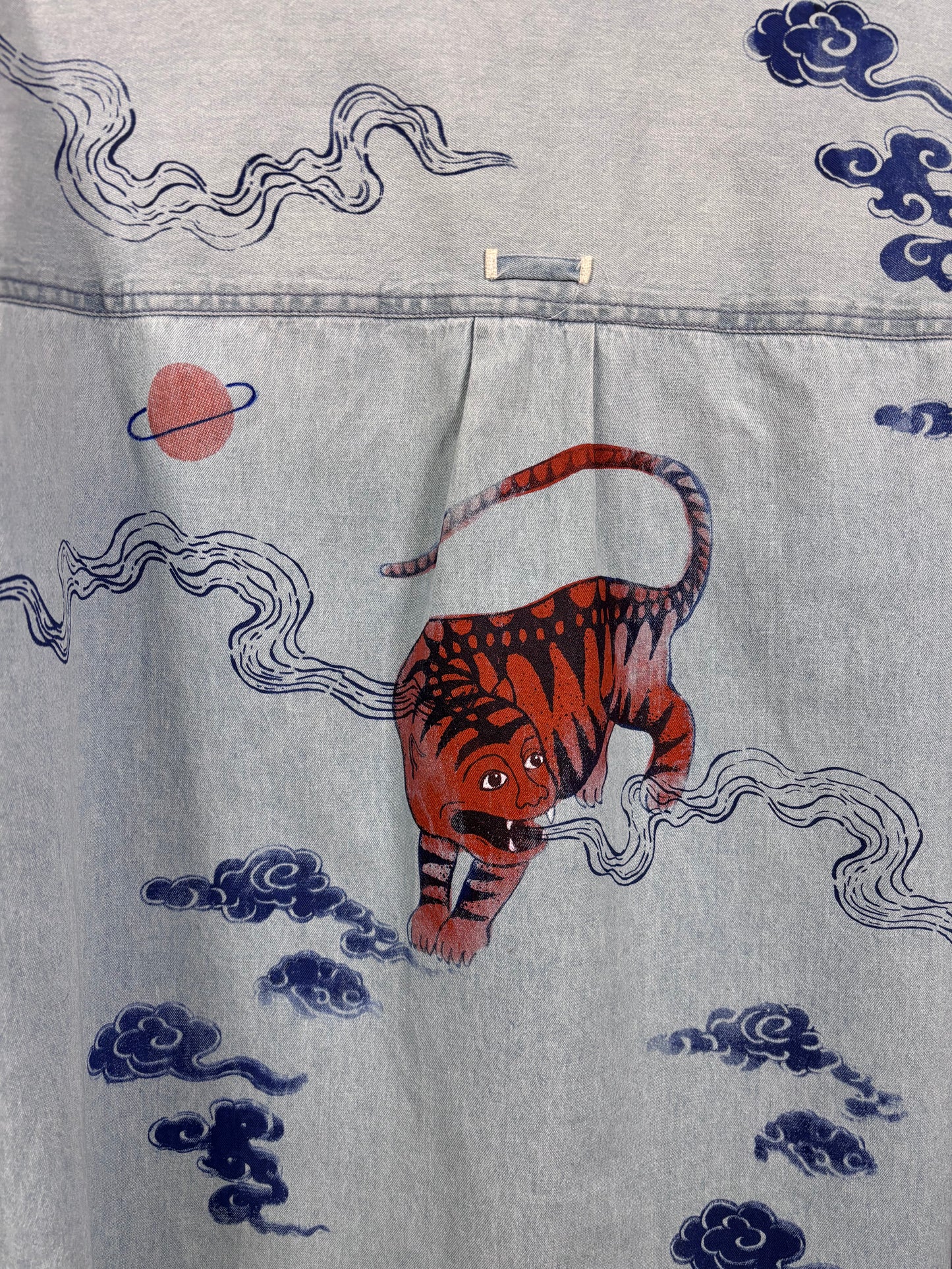 Camicia denim azzurro chiaro upcycled con serigrafie vulcaniche