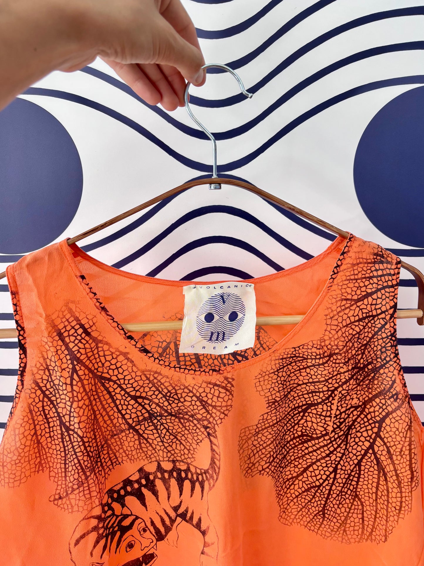Canotta in seta arancio upcycled con tigre e coralli blu