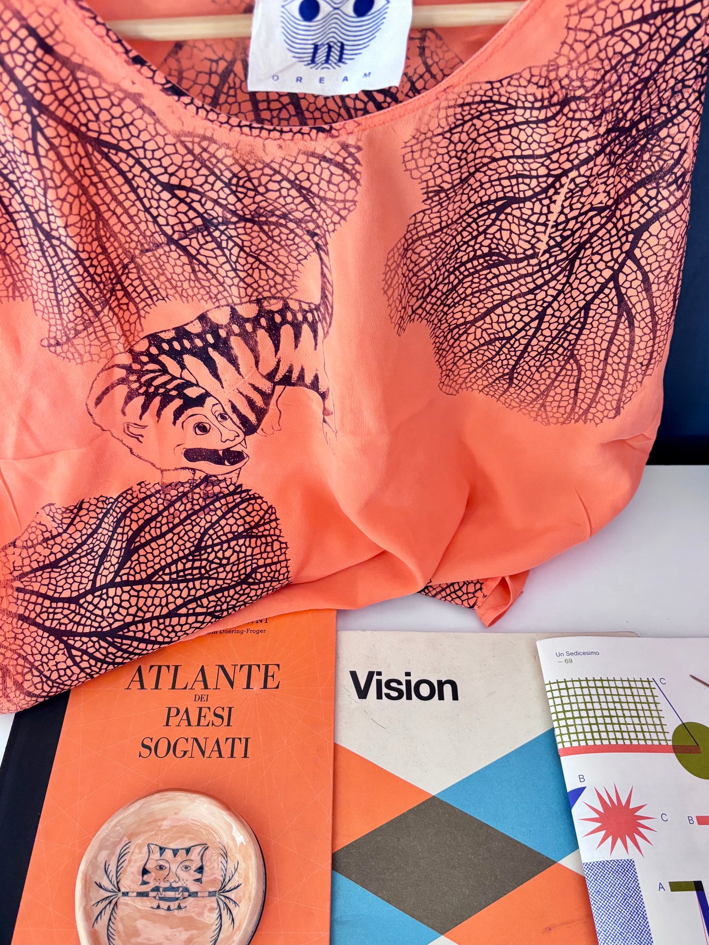 Canotta in seta arancio upcycled con tigre e coralli blu
