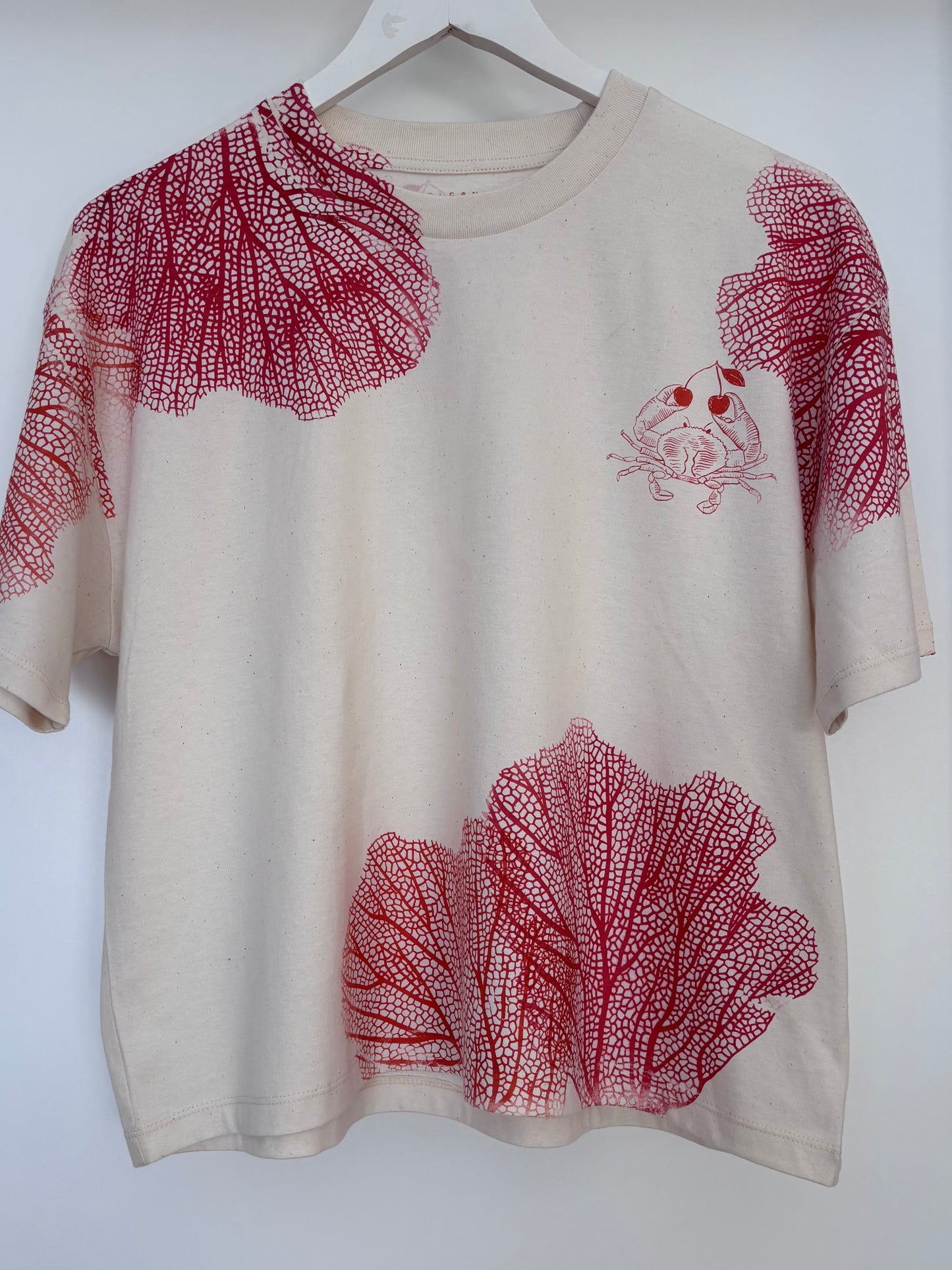 T-shirt boxy con granchio e corallo
