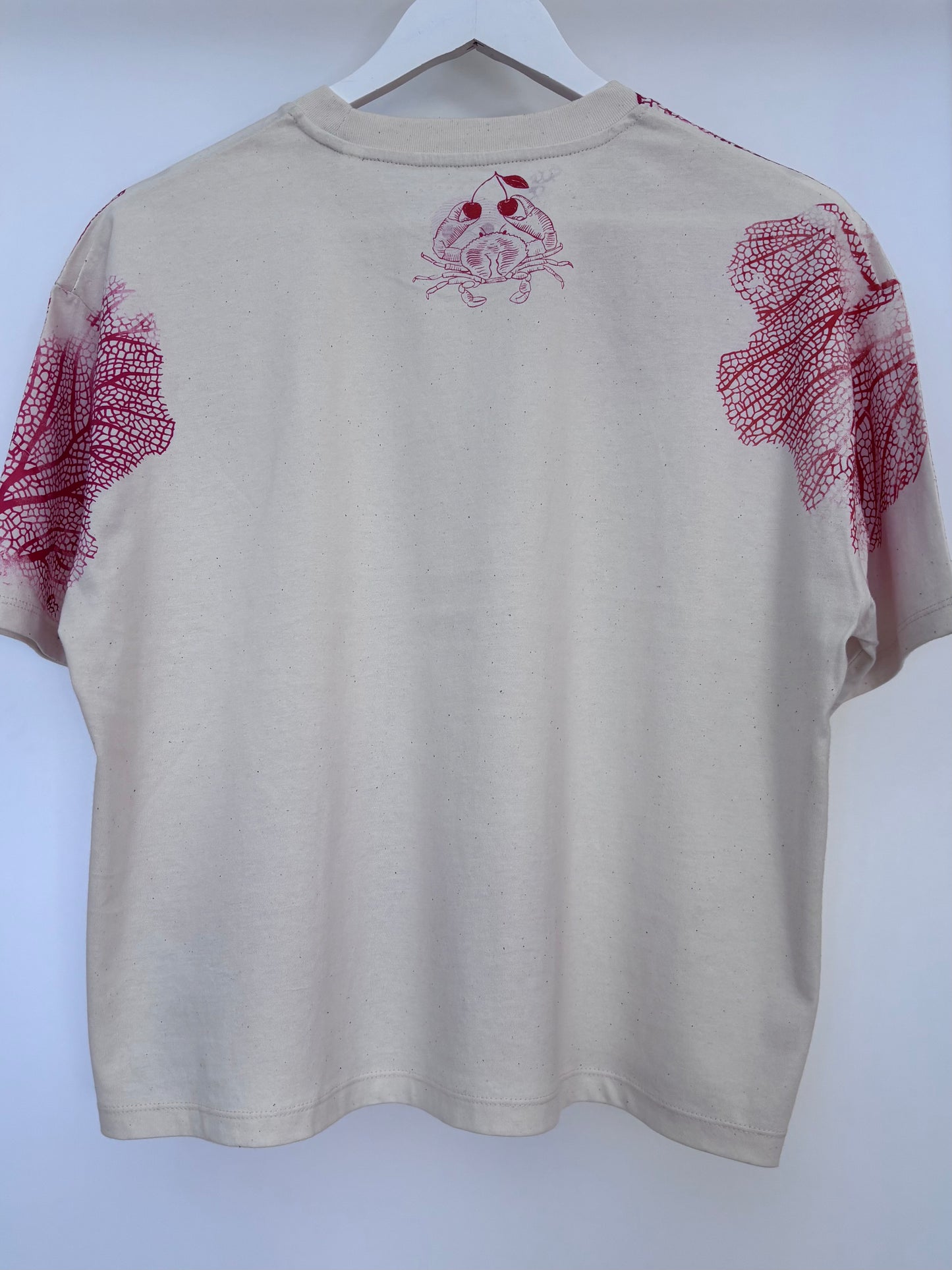 T-shirt boxy con granchio e corallo