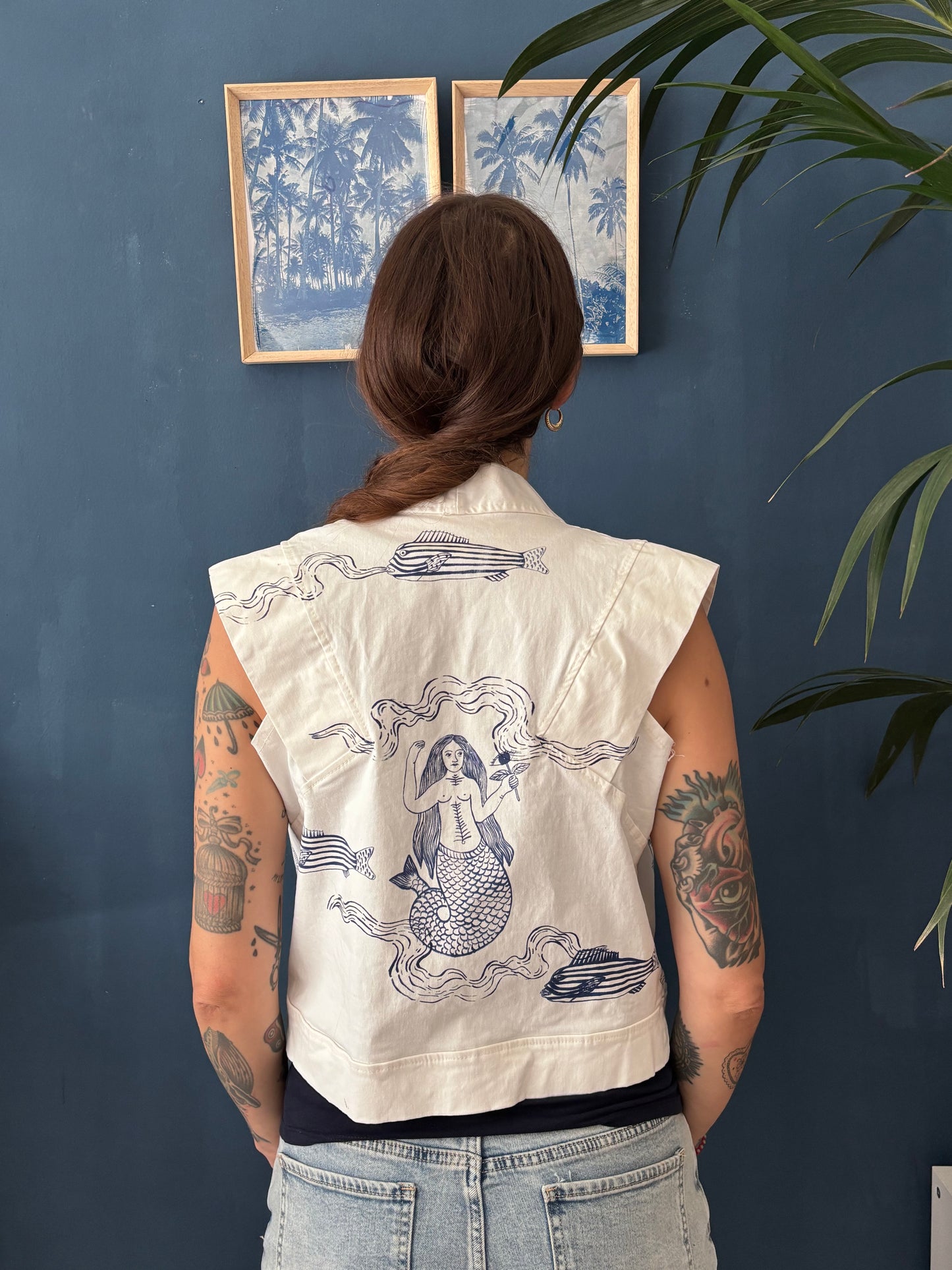 Gilet-blusa in denim bianco sartoriale upcycled serigrafato con motivi marini