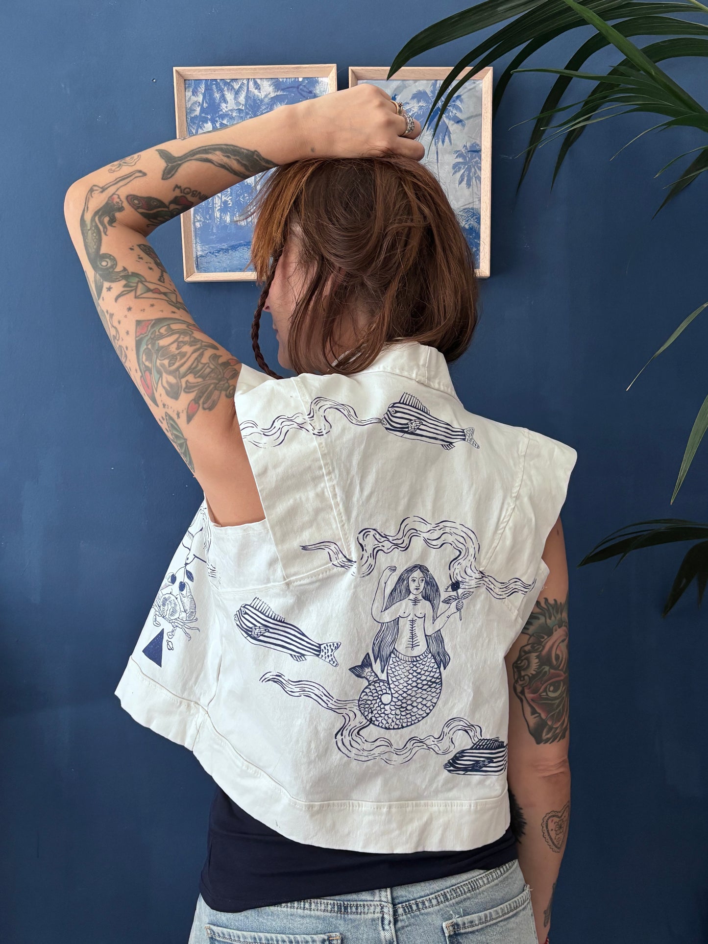 Gilet-blusa in denim bianco sartoriale upcycled serigrafato con motivi marini