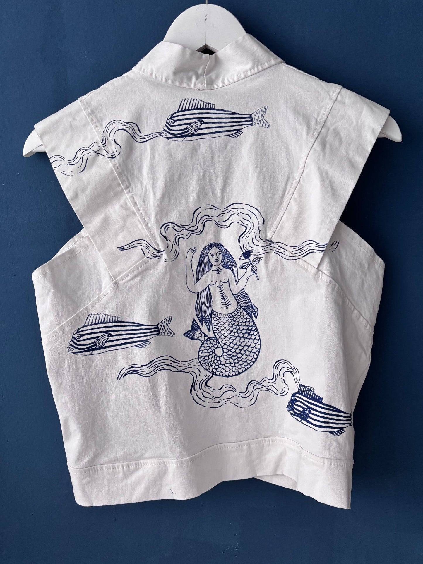 Gilet-blusa in denim bianco sartoriale upcycled serigrafato con motivi marini