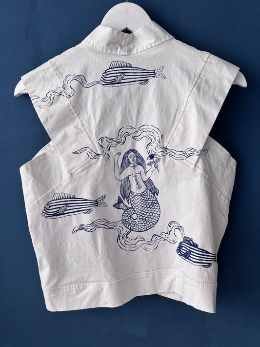 Gilet-blusa in denim bianco sartoriale upcycled serigrafato con motivi marini