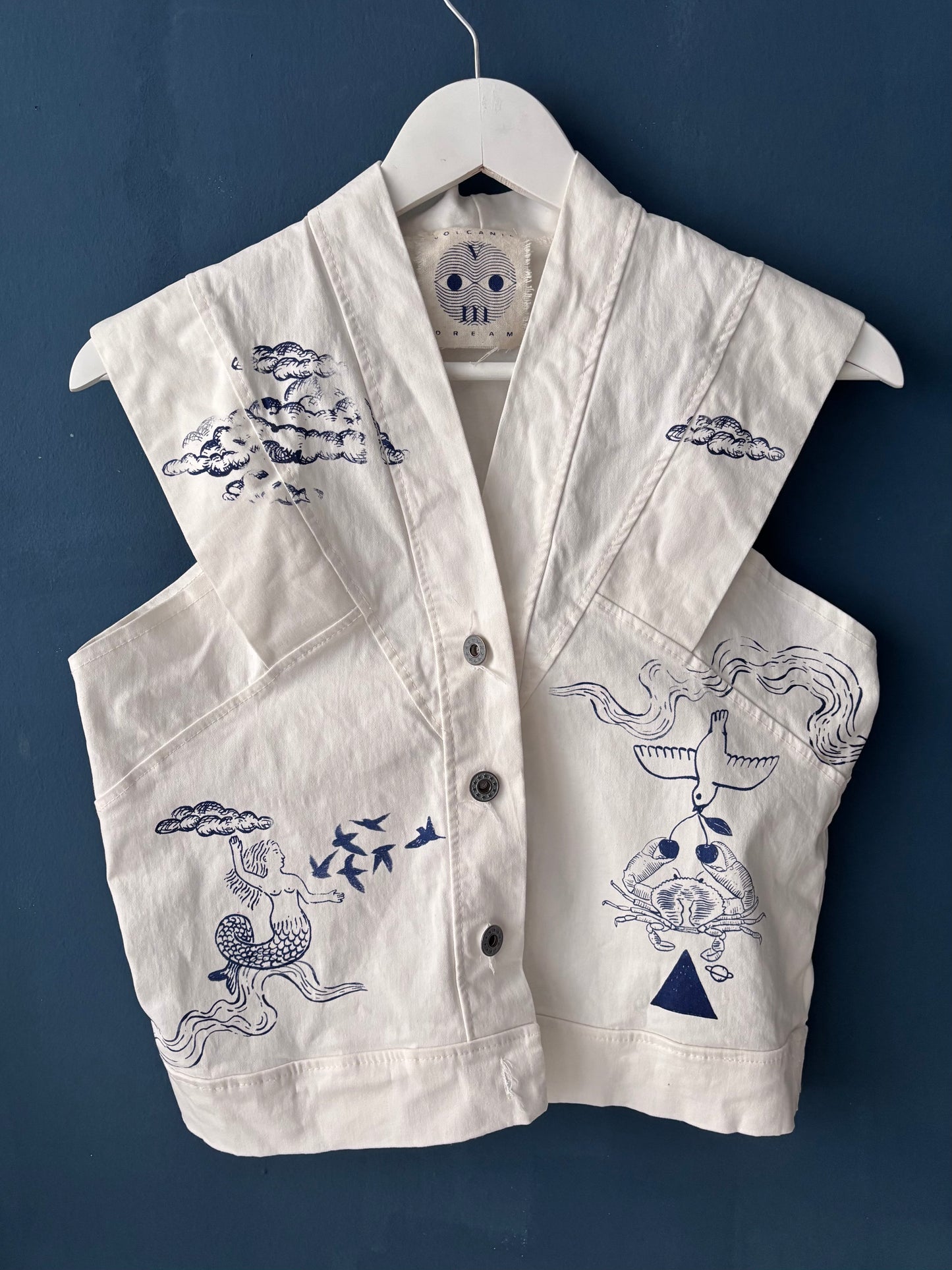 Gilet-blusa in denim bianco sartoriale upcycled serigrafato con motivi marini