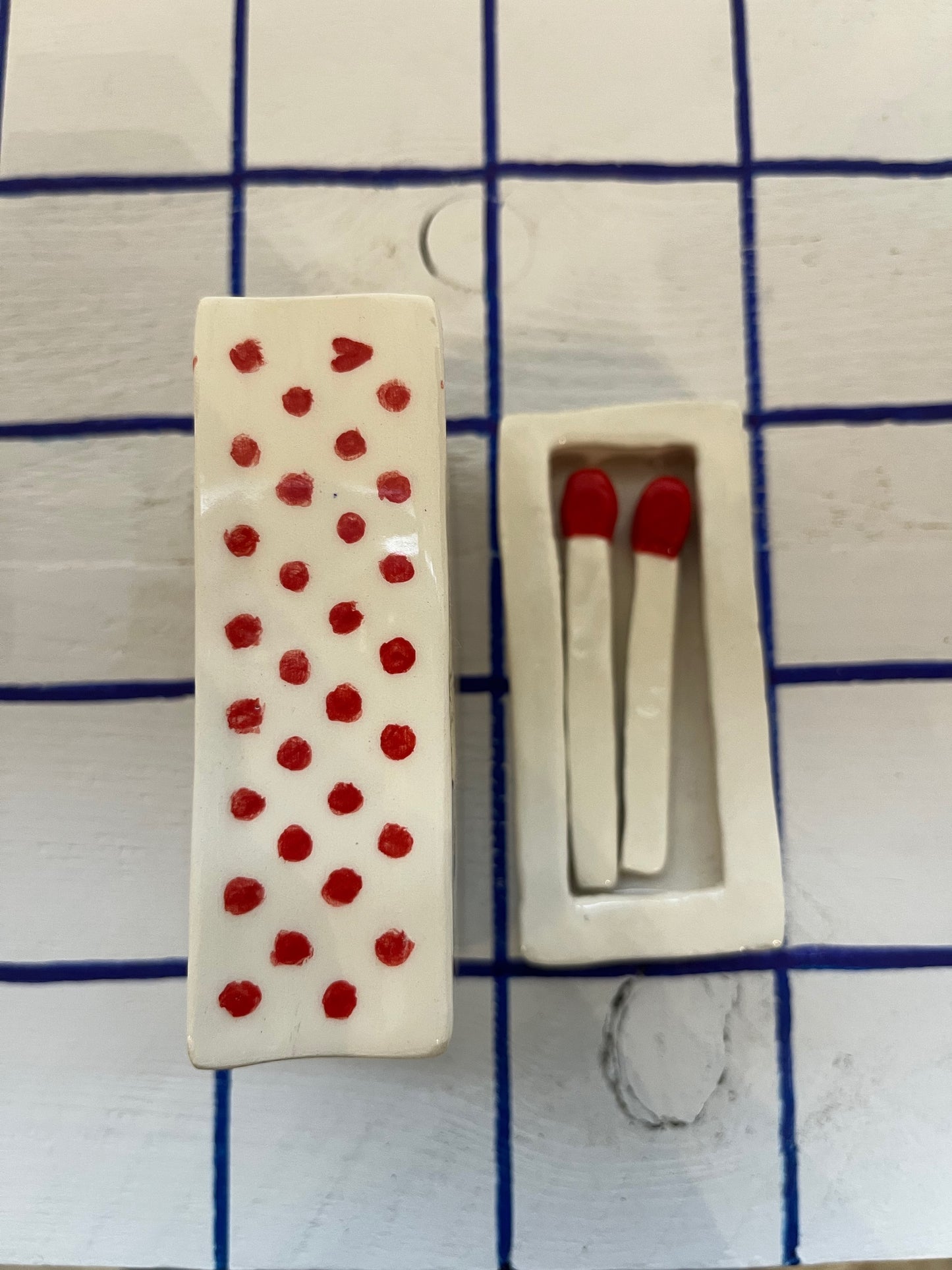 scatola di fiammiferi SAFETY MATCH in ceramica modellata e dipinta a mano