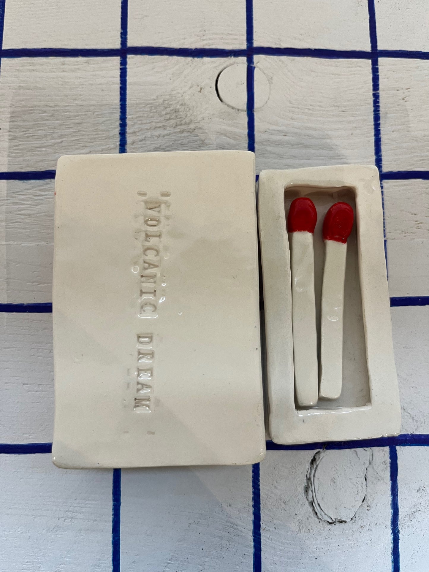 scatola di fiammiferi SAFETY MATCH in ceramica modellata e dipinta a mano