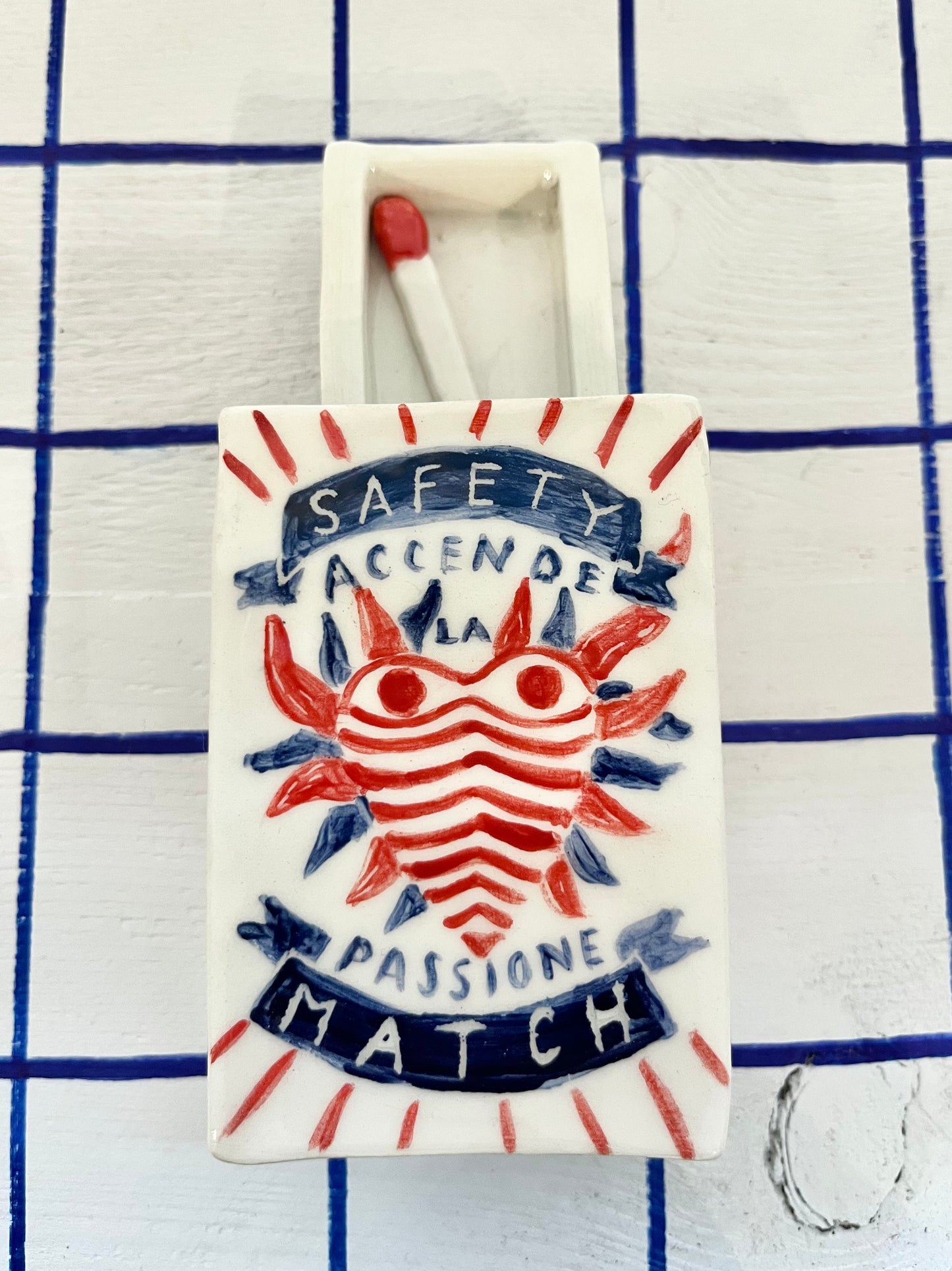 scatola di fiammiferi SAFETY MATCH in ceramica modellata e dipinta a mano