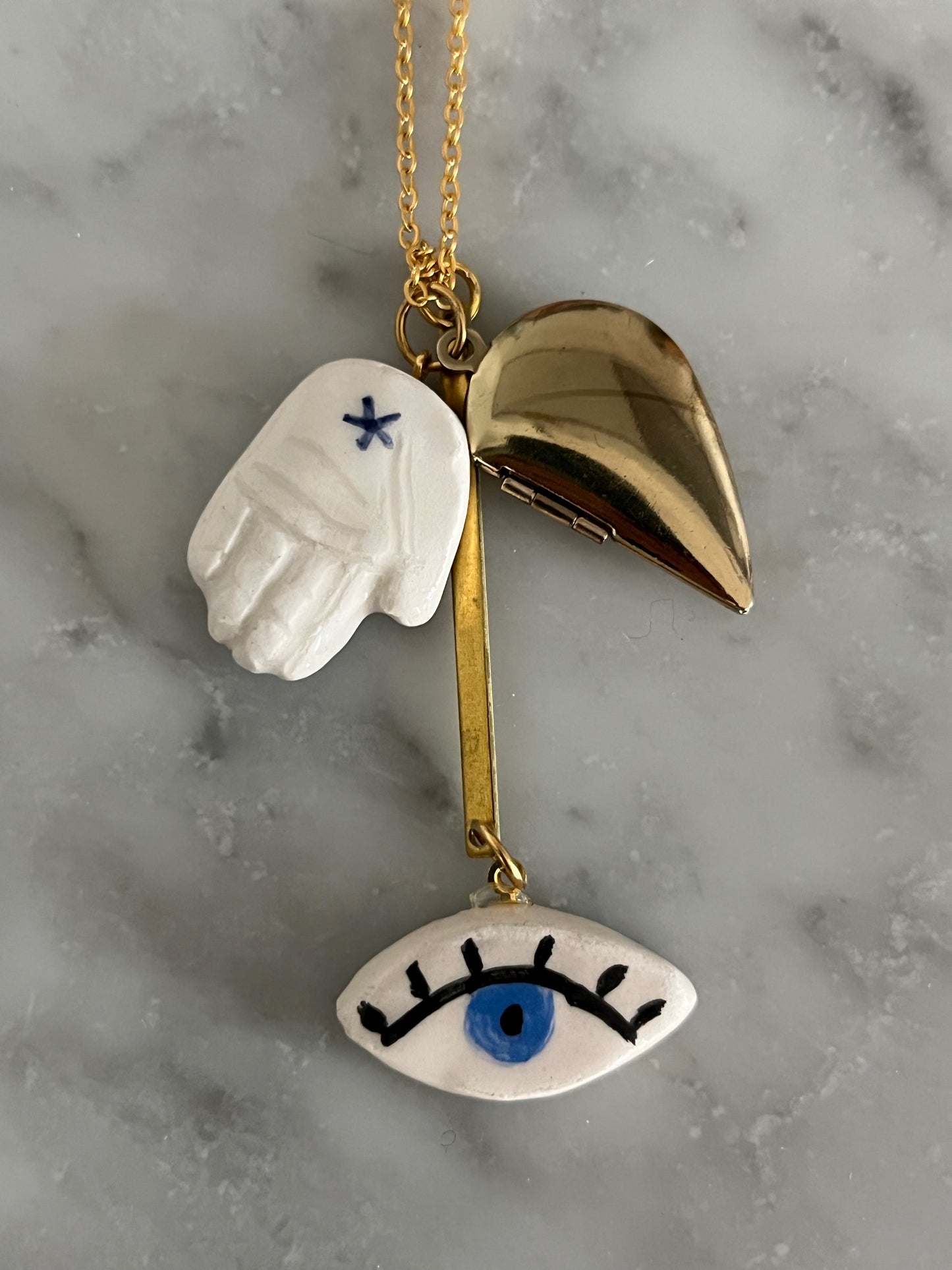 collana talisMANO con ciondolo lover's eye, mano in ceramica e metà cuore porta foto