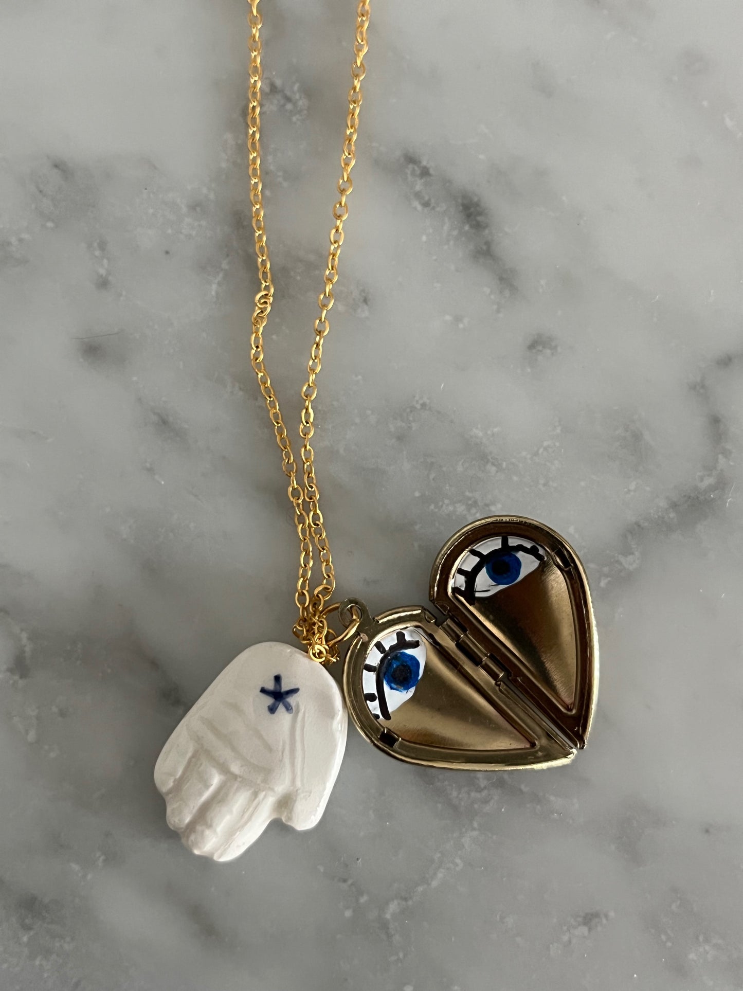 collana talisMANO con ciondolo lover's eye, mano in ceramica e metà cuore porta foto