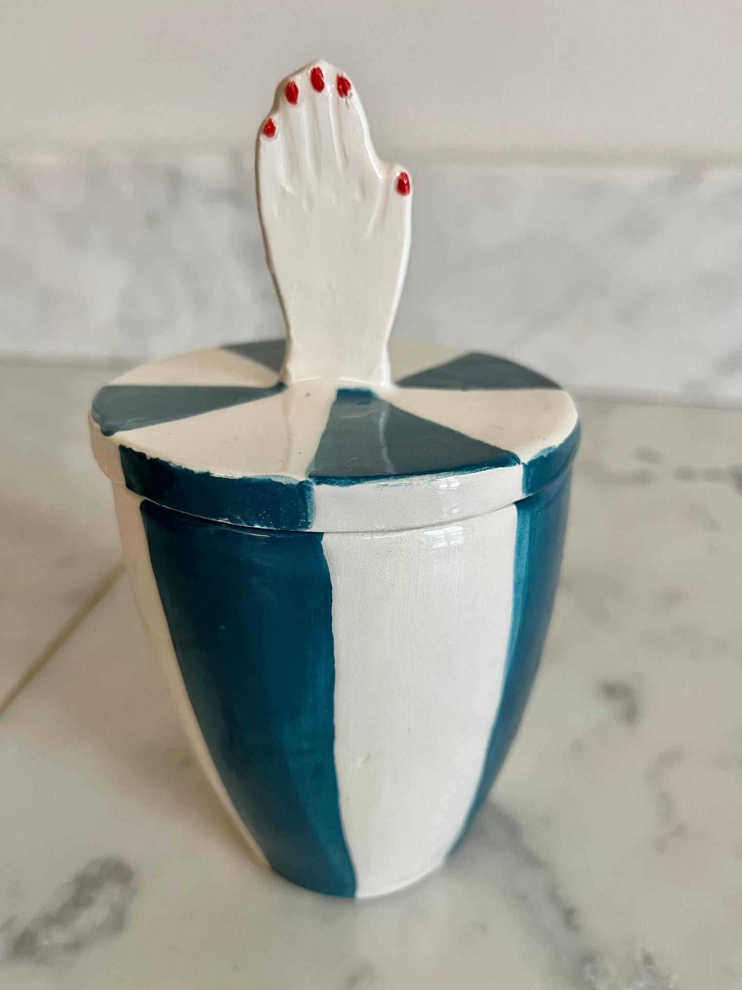 tazza con tappo-mano in ceramica