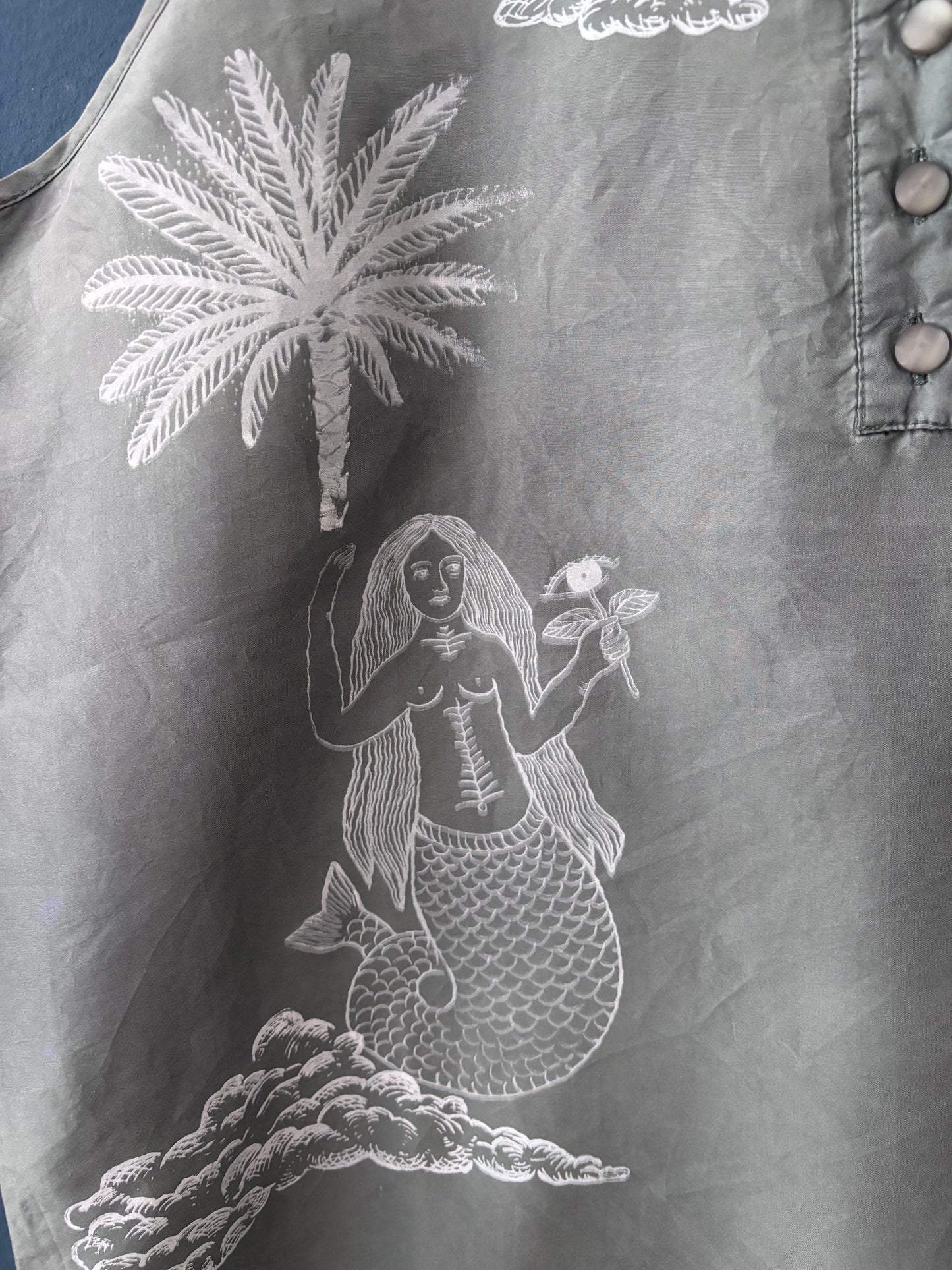 Canotta 100% seta salvia upcycled con serigrafie bianche