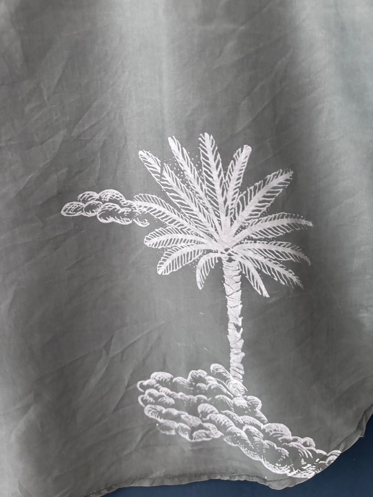 Canotta 100% seta salvia upcycled con serigrafie bianche