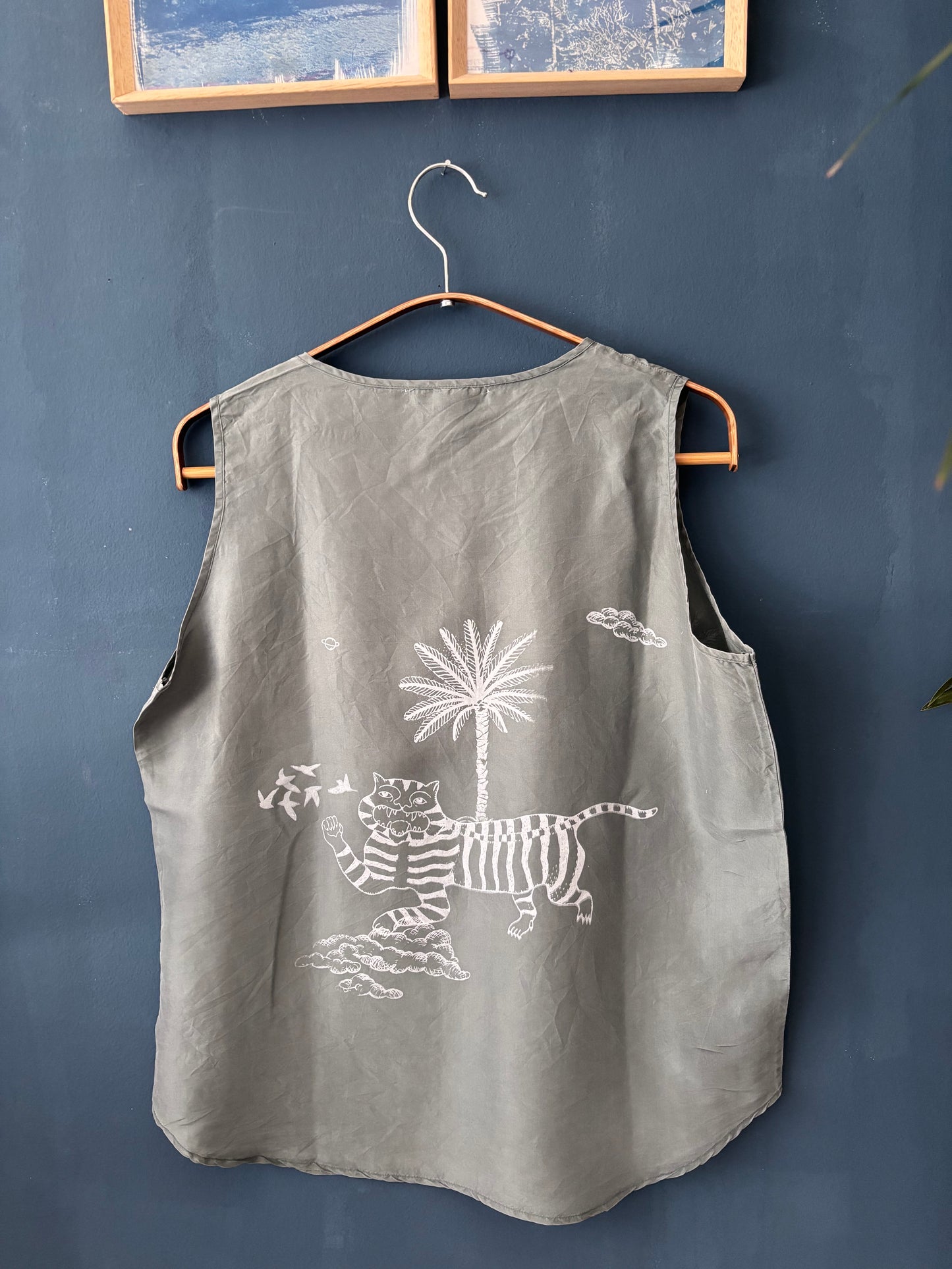 Canotta 100% seta salvia upcycled con serigrafie bianche