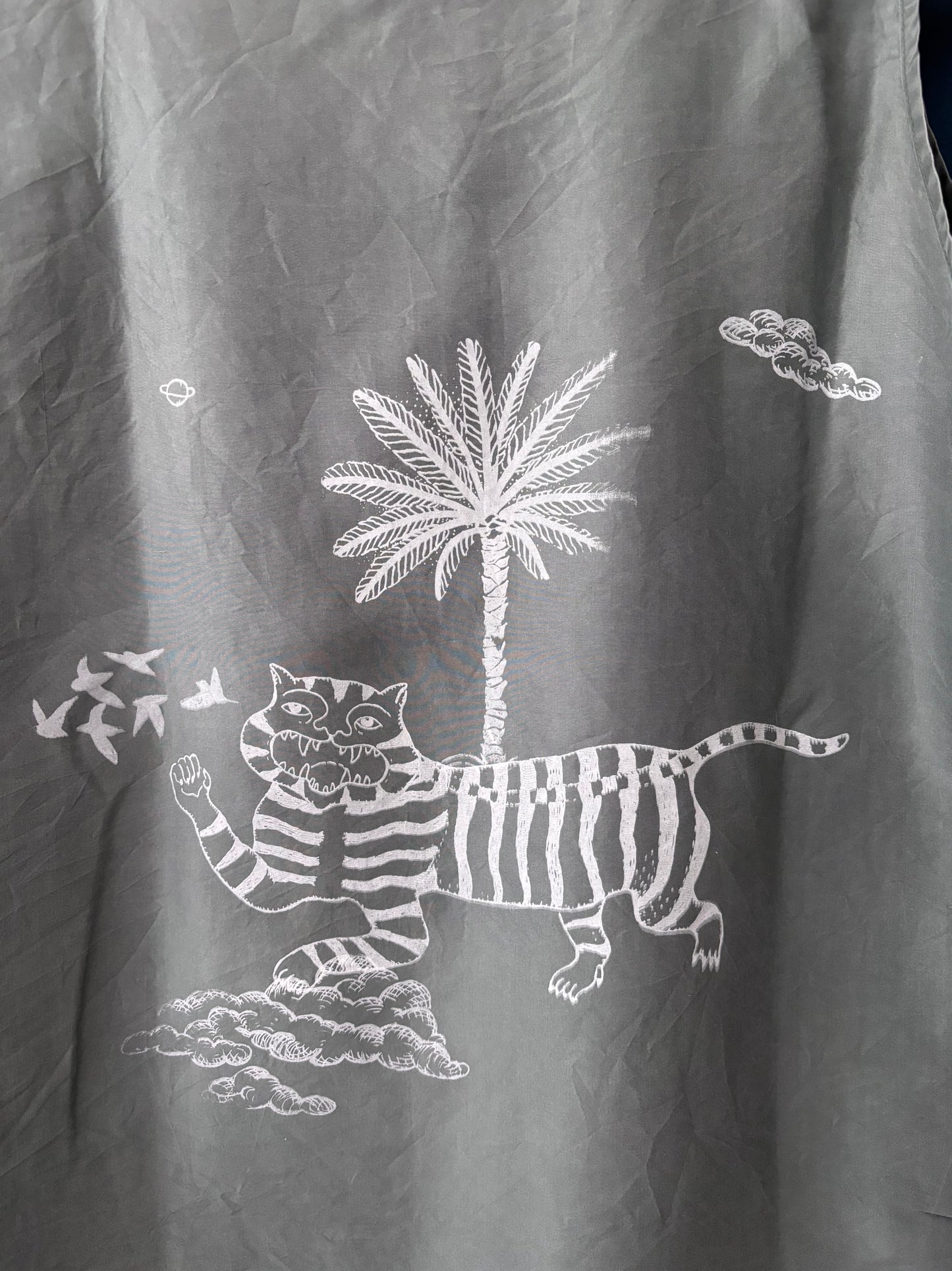Canotta 100% seta salvia upcycled con serigrafie bianche