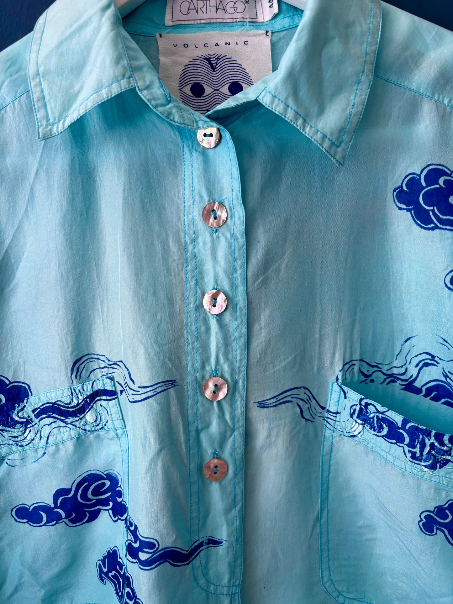 Camicia mezze maniche 100% seta turchese supcycled con dragone e nuvole serigrafati