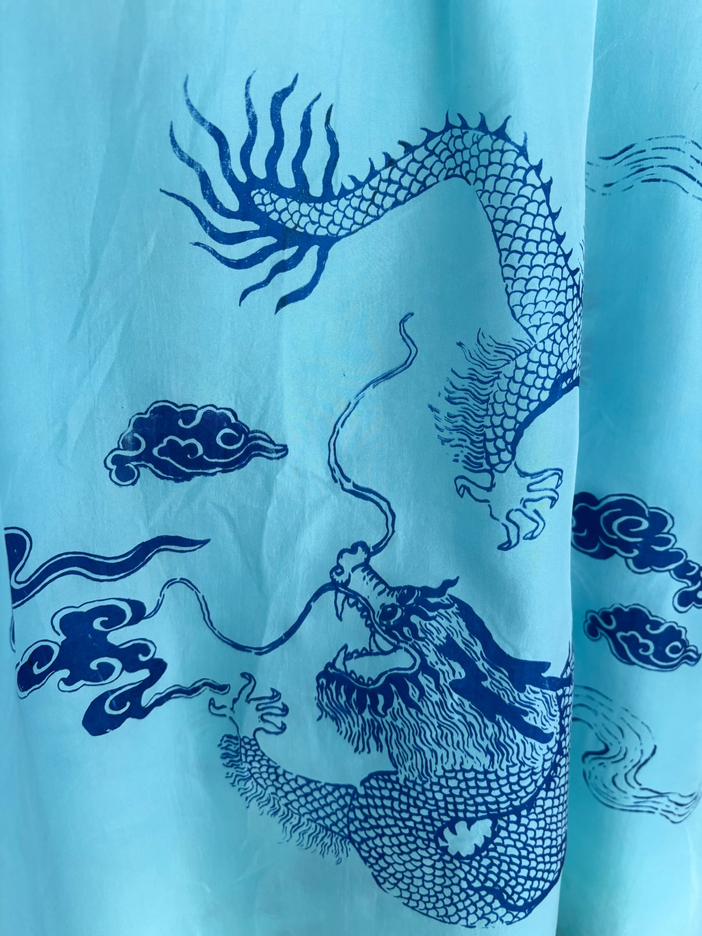Camicia mezze maniche 100% seta turchese supcycled con dragone e nuvole serigrafati