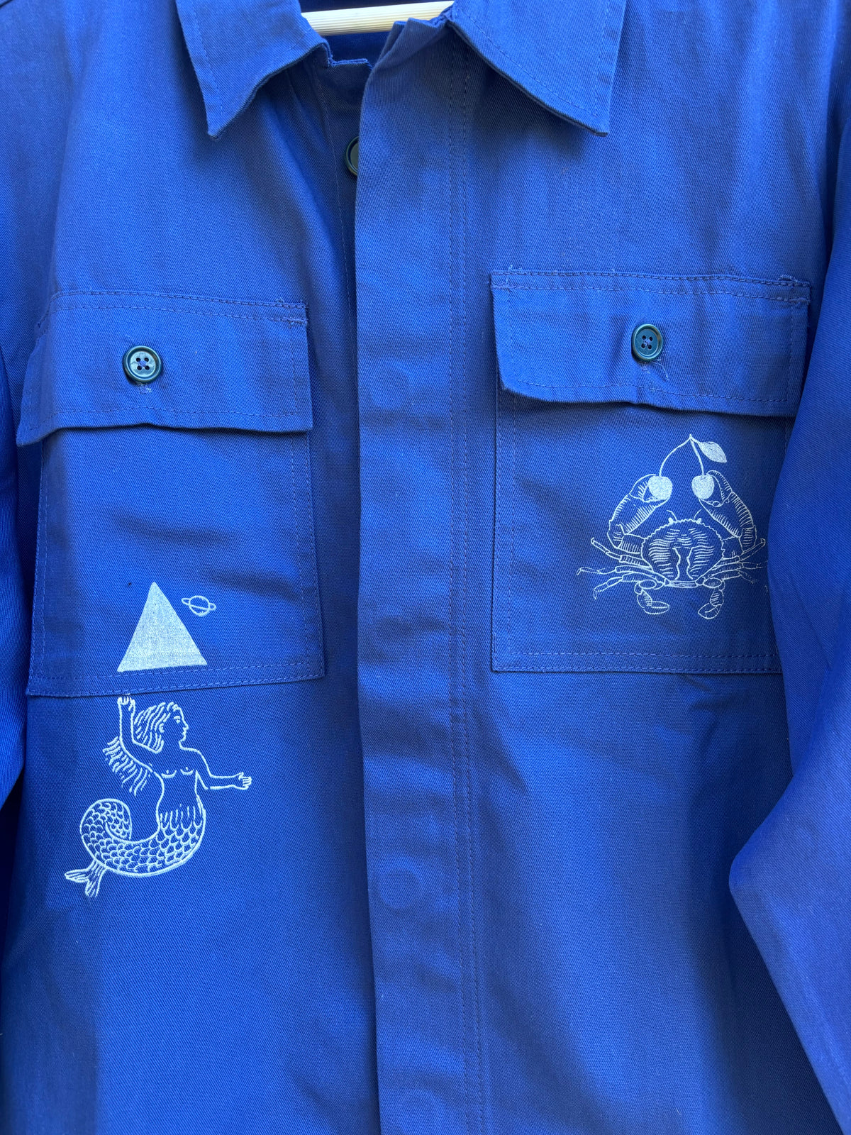 Shacket blu klein con serigrafie vulcaniche a tema marino