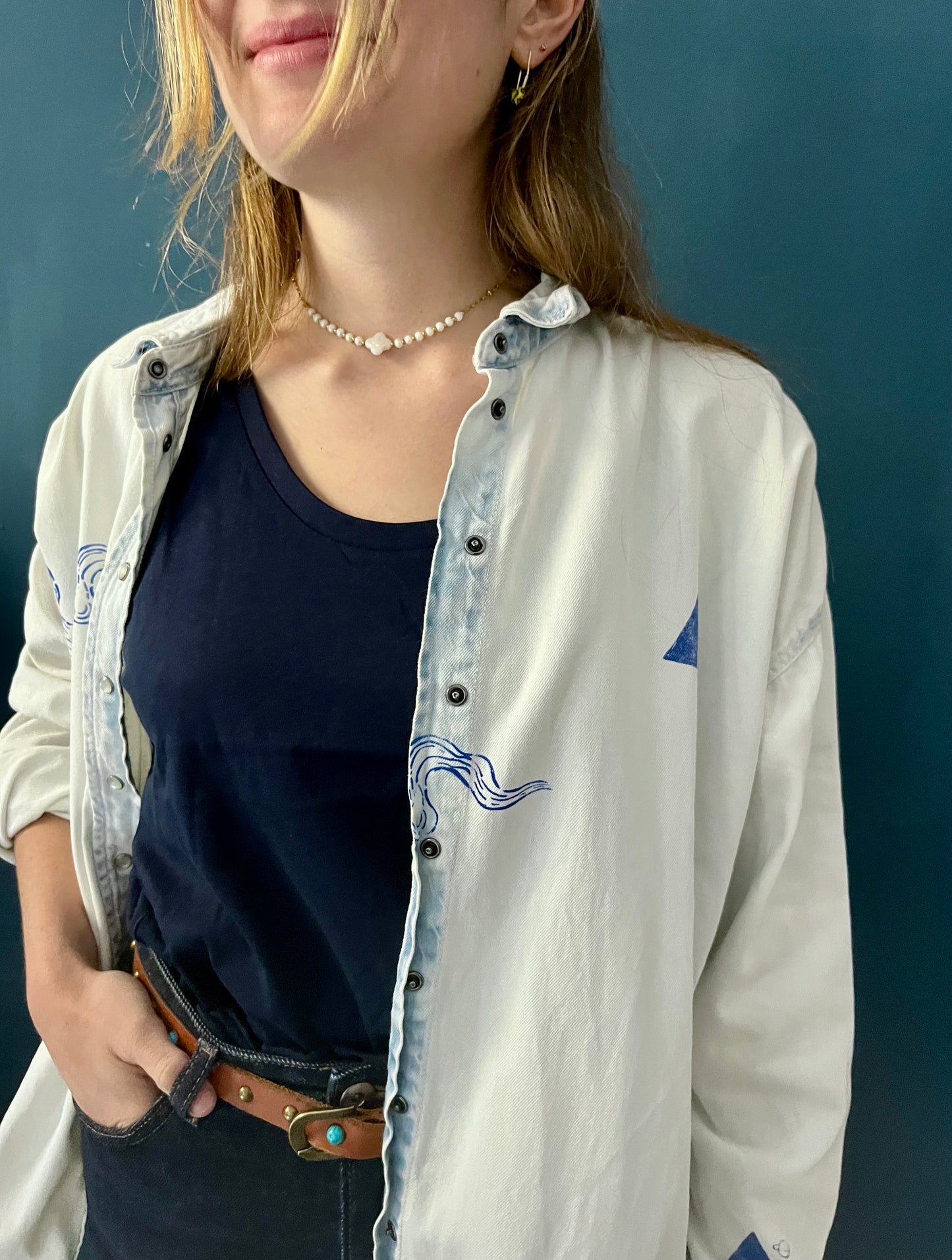 camicia upcycling denim serigrafata