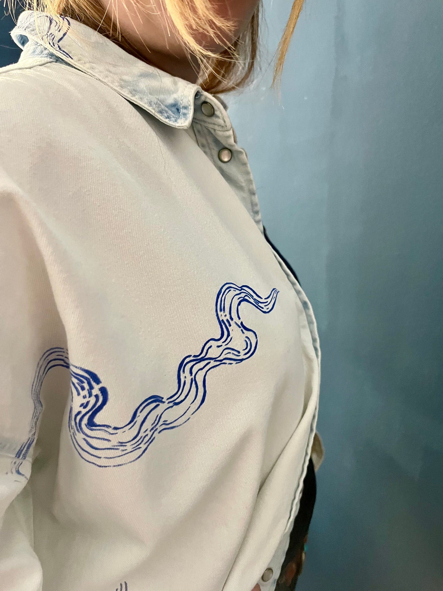 camicia upcycling denim serigrafata