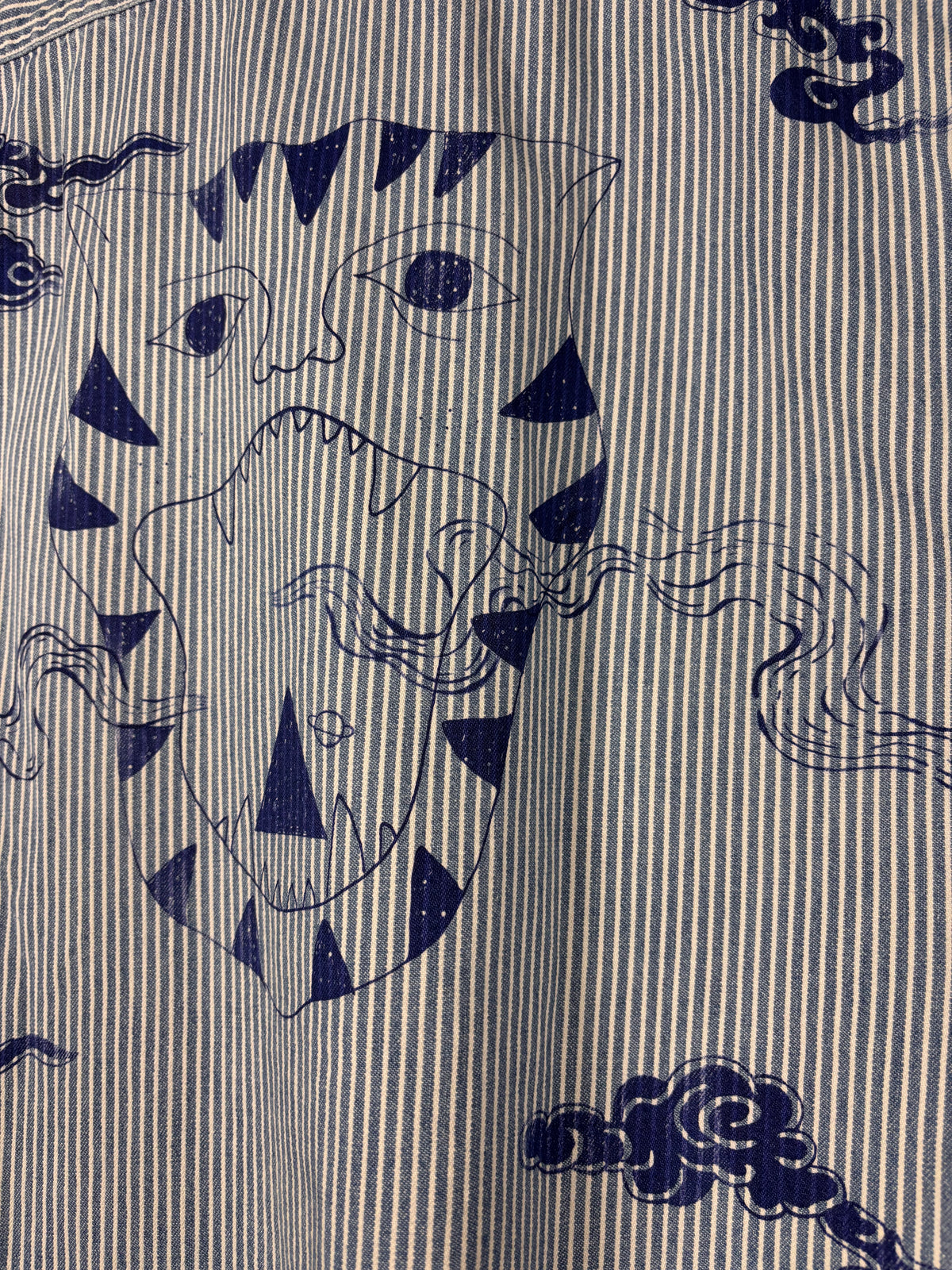 Camicia giacca in denim i rigato upcycled con tigre stellare serigrafata