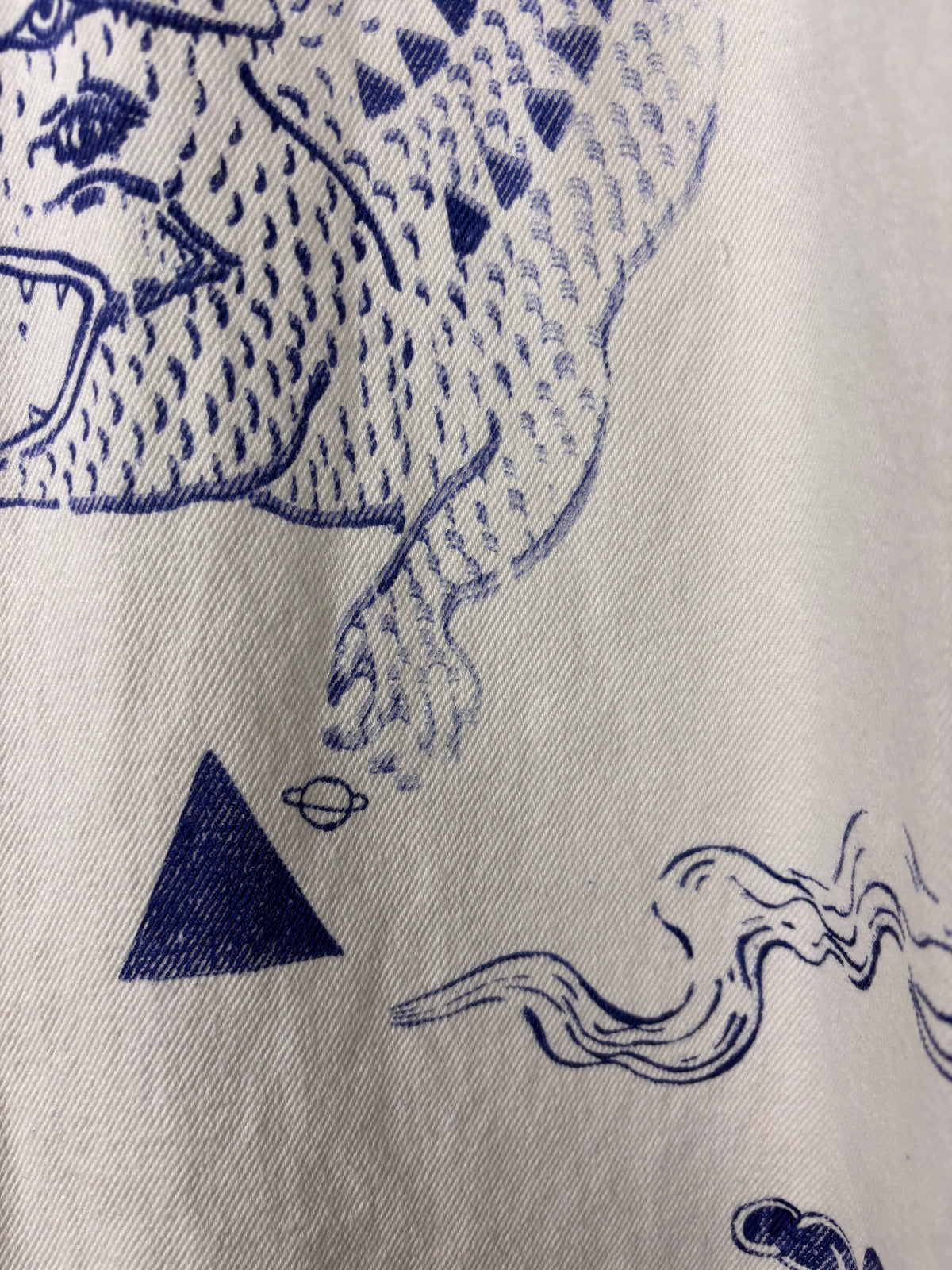 Giacca lunga in denim pesante bianco avorio upcycled con serigrafie