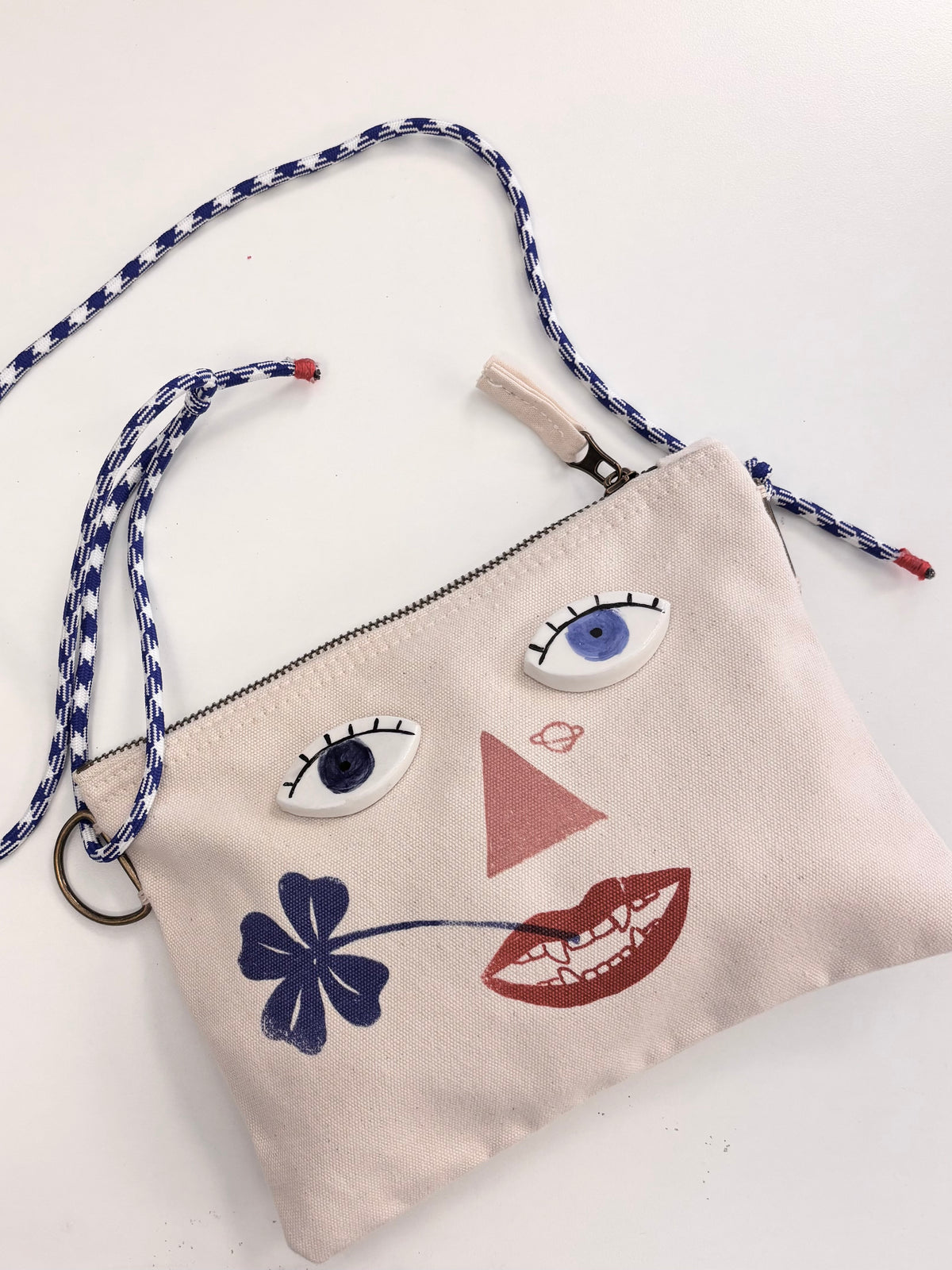 Tracolla con occhi in ceramica