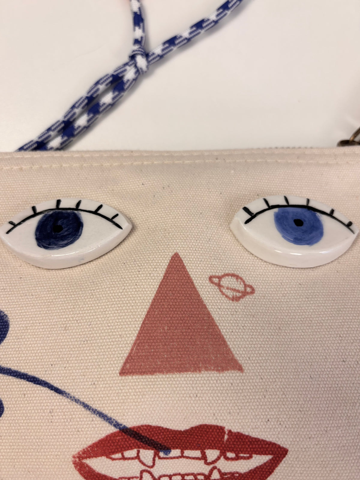 Tracolla con occhi in ceramica