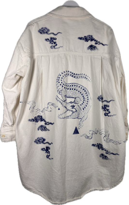 Giacca lunga in denim pesante bianco avorio upcycled con serigrafie
