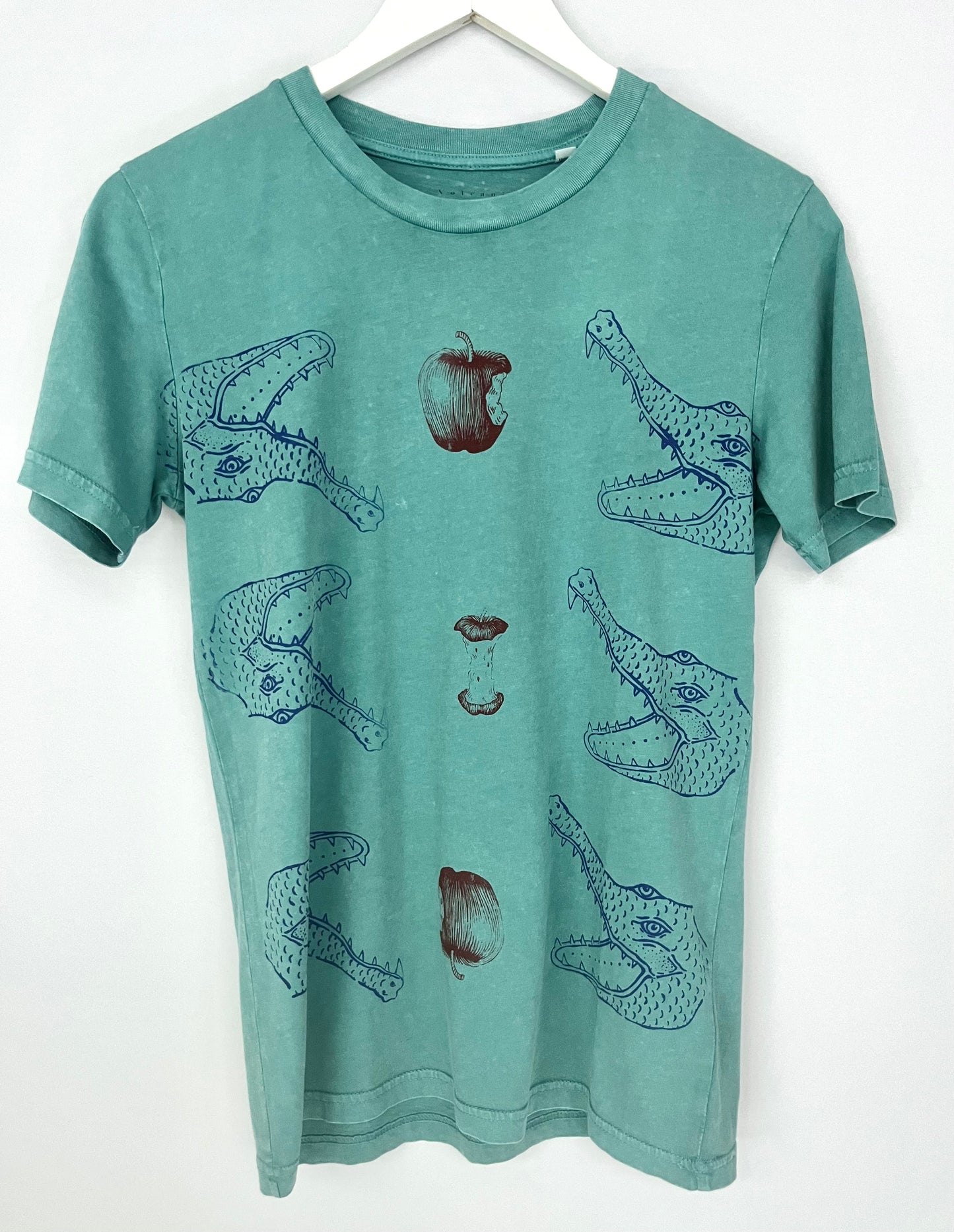 tshirt verde Avelok con coccodrlli e mele serigrafati
