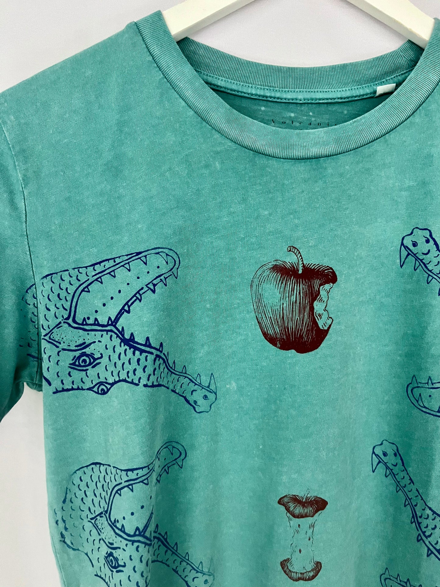 tshirt verde Avelok con coccodrlli e mele serigrafati