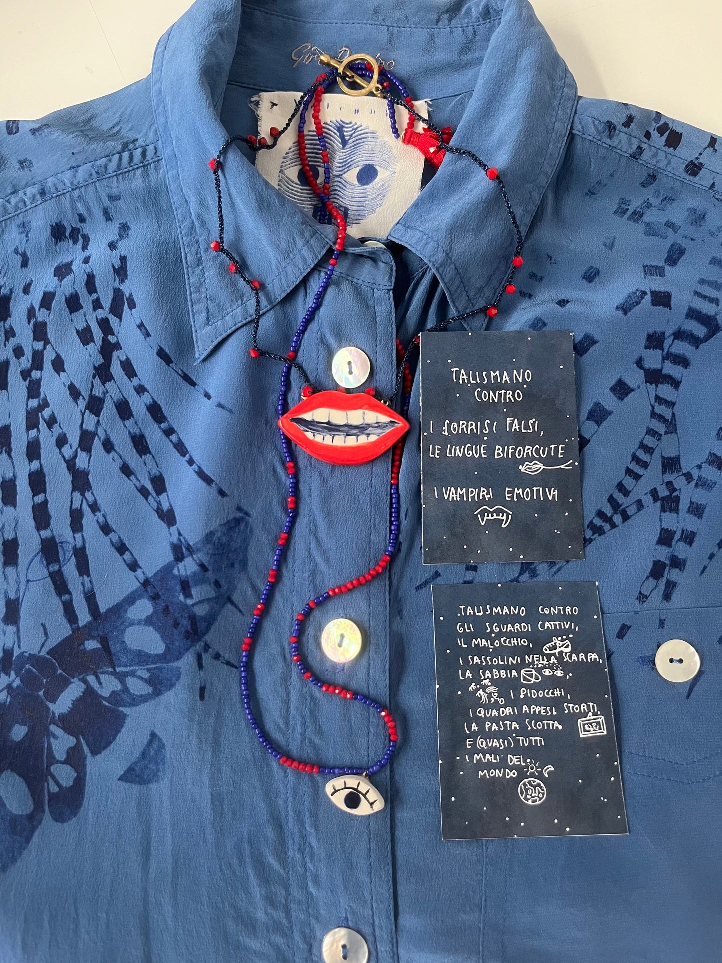 camicia upcycled 100% seta blu slavato con aculei di istrice e amata phegea
