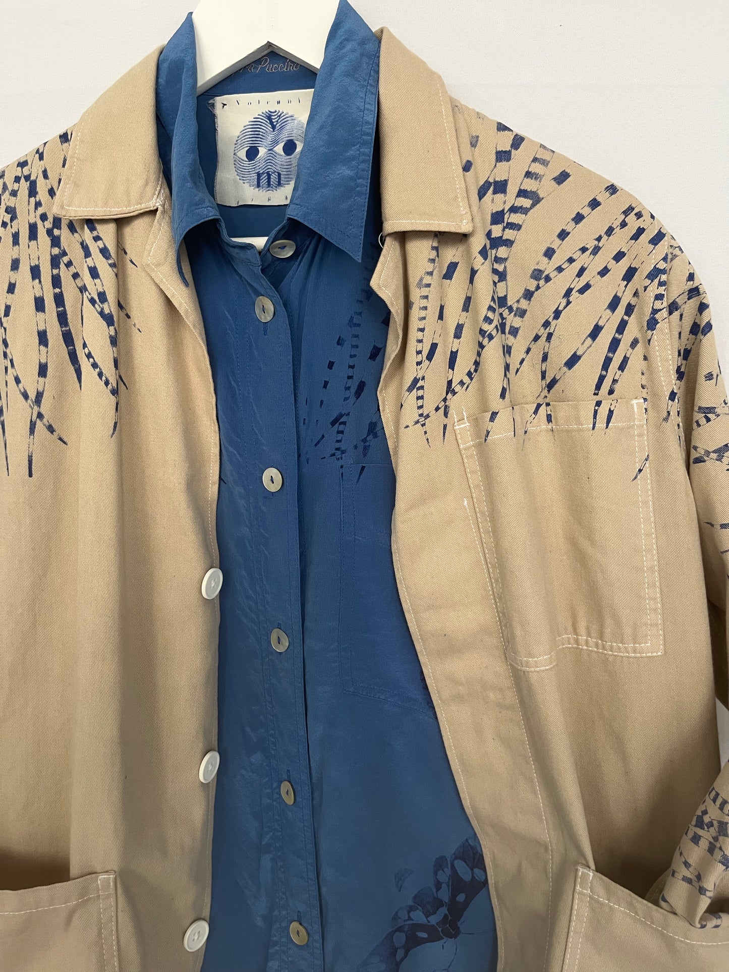 camicia upcycled 100% seta blu slavato con aculei di istrice e amata phegea