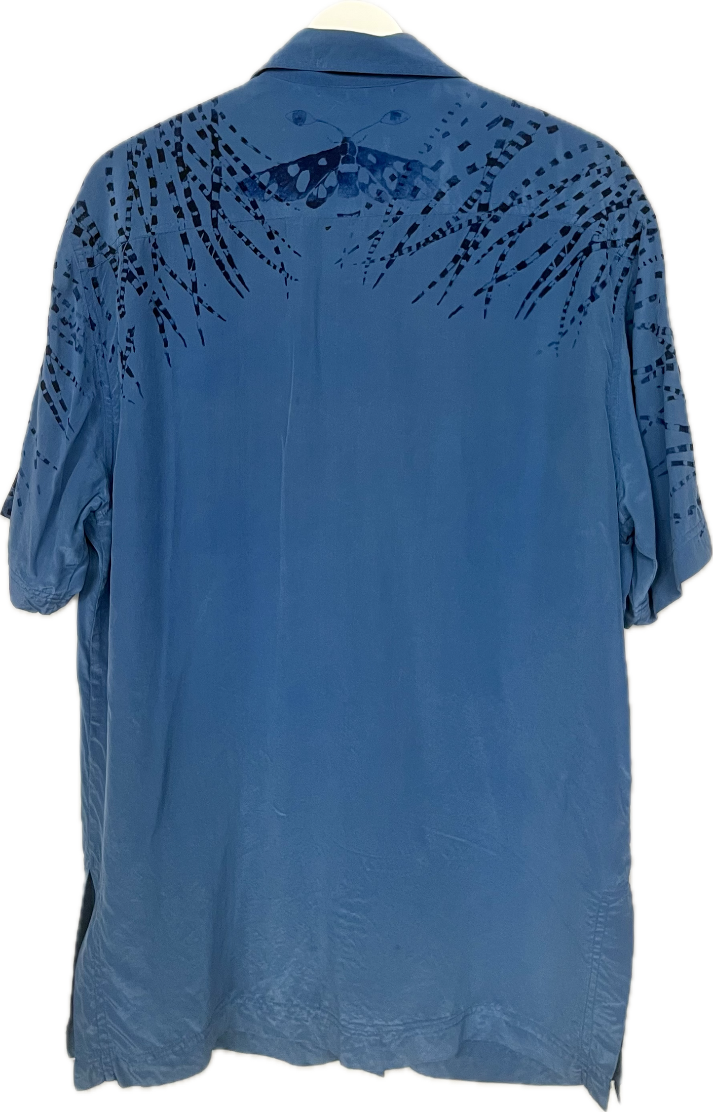 camicia upcycled 100% seta blu slavato con aculei di istrice e amata phegea